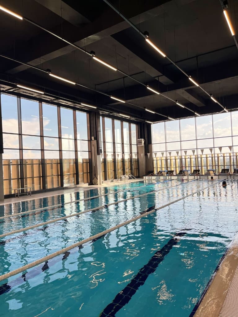 Indoor swimming facility with professional lanes